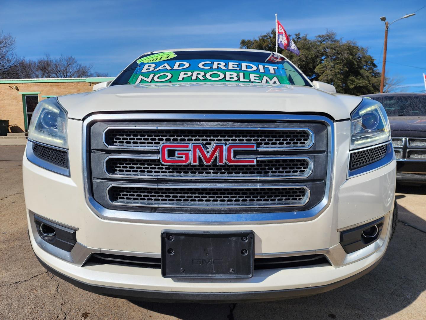 2014 DIAMOND WHITE /CAPPUCCINO GMC Acadia SLT (1GKKRRKD0EJ) , AUTO transmission, located at 2660 S.Garland Avenue, Garland, TX, 75041, (469) 298-3118, 32.885551, -96.655602 - Photo#9